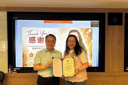 Dr Jenny Tan receiving a certificate of appreciation